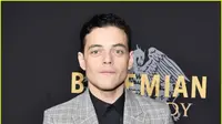 Rami Malek, pemeran vokalis band Queen, Freddie Mercury di film Bohemian Rhapsody. foto: Just Jared