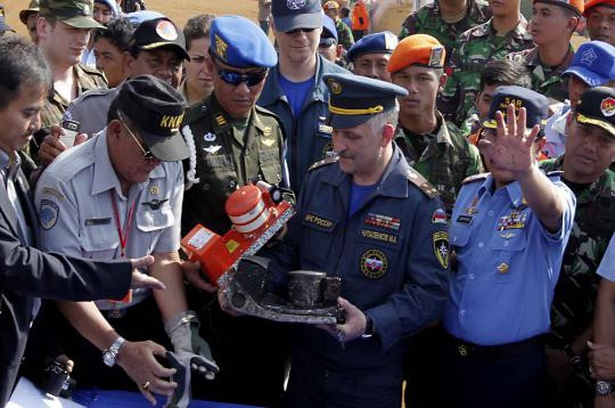 Koordinator Tim SAR gabungan Kolonel Infantri AM Putranto  kanan  meny 
