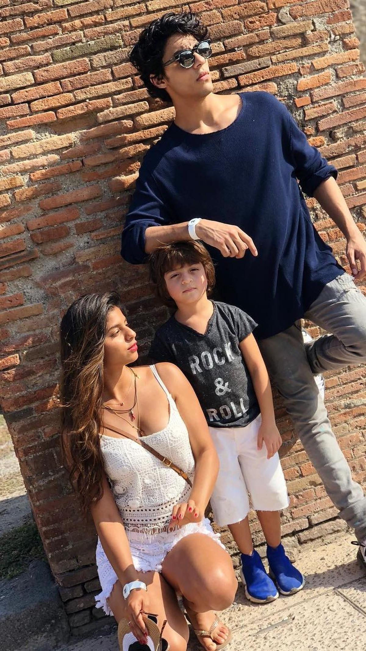 Meski Aryan dan Suhana sibuk, tapi keduanya selalu menyempatkan waktu untuk adik bungsunya.