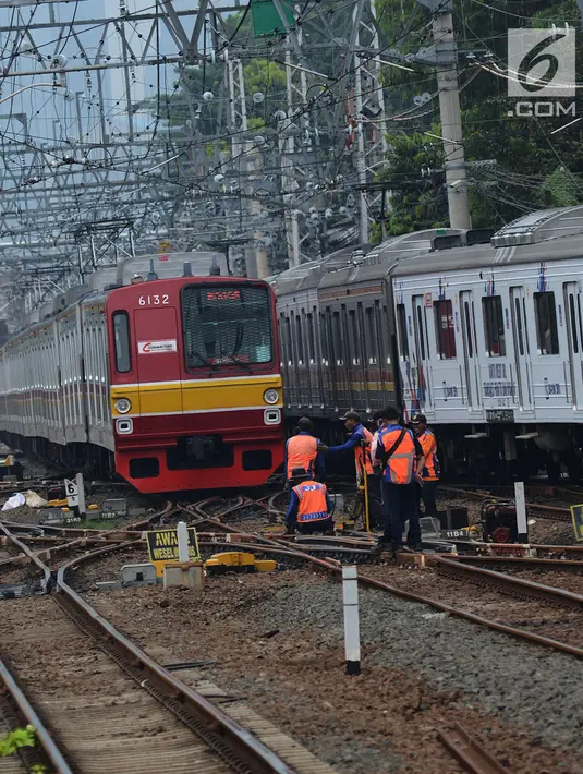 Petugas melakukan pengecekan rel kereta Commuter Line di Stasiun Manggarai, Jakarta, Selasa (22/1). PT. Kereta Commuter Indonesia (KCI) menutup sementara jalur 10 di Stasiun Manggarai guna mempercepat proses revitalisasi. (Merdeka.com/Imam Buhori)