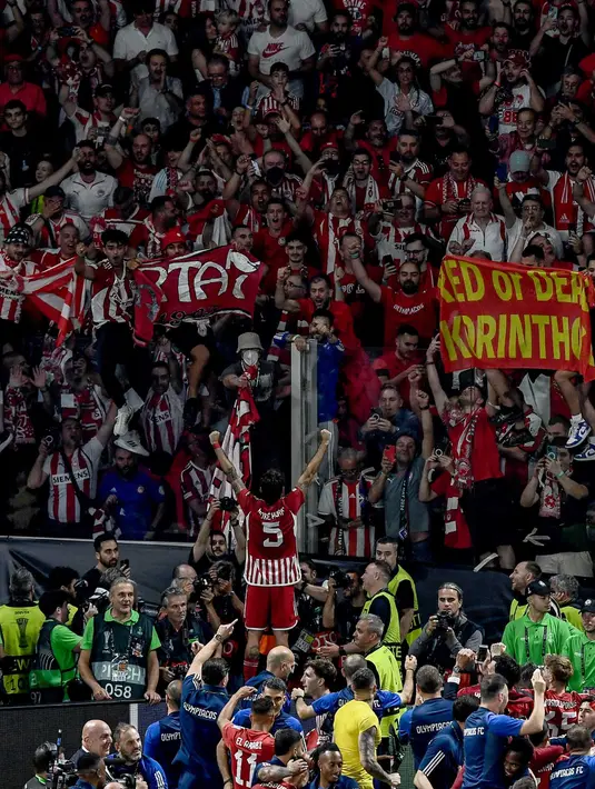 Kemenangan Olympiakos langsung disambut gegap gempita pendukungnya. (Theophile BLOUDANIS/AFP)