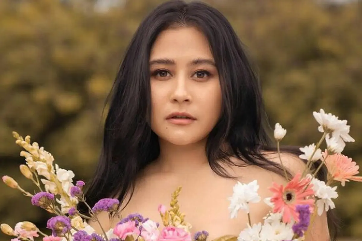 Pesona Prilly Latuconsina dalam Pemotretan Terbaru, Anggun nan Elegan Bergaun Kuning