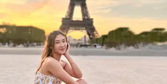 Karen Vendela tampil semakin memikat saat liburan di Paris yang terlihat dari foto-foto di akun Instagramnya. Seperti saat berpose di depan Menara Eiffel, ia bergaya boho chic dengan tube top bermotif dan celana panjang dengan belahan yang menampilkan kaki indahnya. (Foto: Instagram @karbearv)