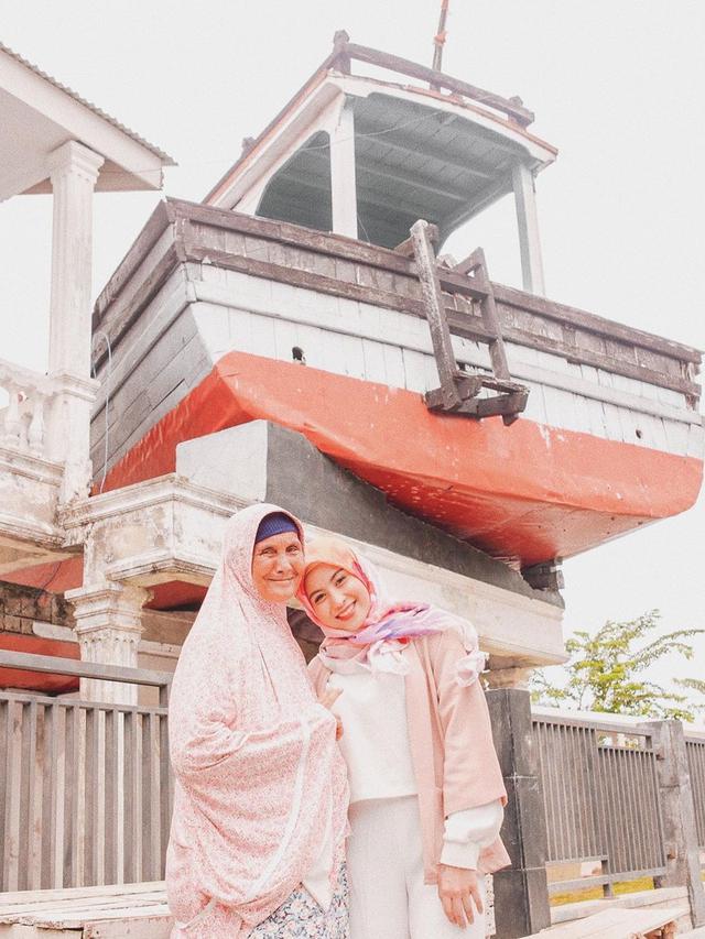Pesona Awkarin Berhijab Saat Liburan di Aceh (sumber: instagram/@awkarin)