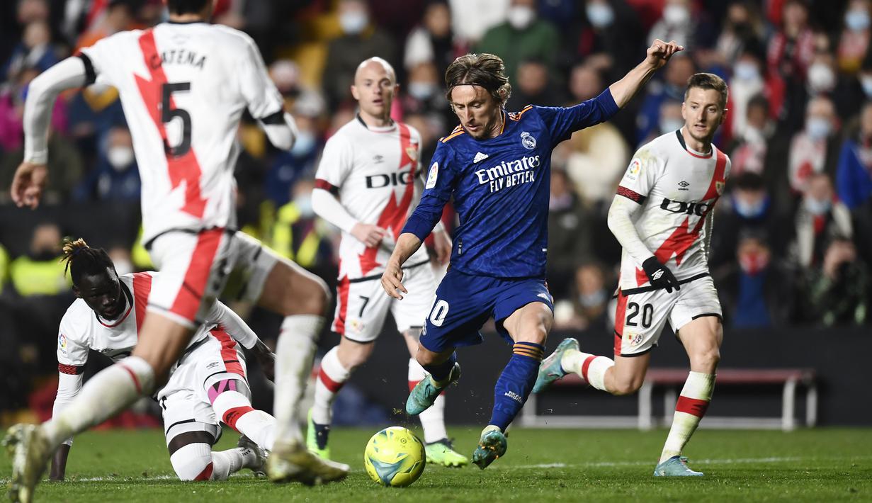 Gelandang Real Madrid, Luka Modric melakukan tembakan saat bertanding melawan Rayo Vallecano pada pertandingan La Liga Spanyol di stadion Vallecas di Madrid, Spanyol, Minggu (27/2/2022). Real Madrid menang tipis atas Rayo Vallecano 1-0. (AP Photo/Jose Breton)