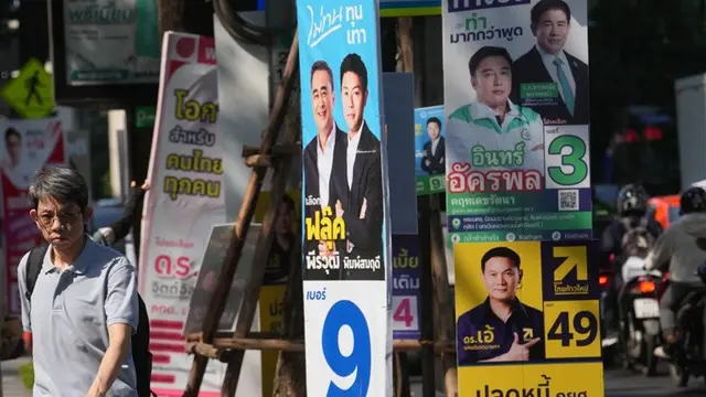 Seorang pria berjalan melewati poster kampanye partai-partai politik di Bangkok, Thailand, Rabu (4/2/2026).