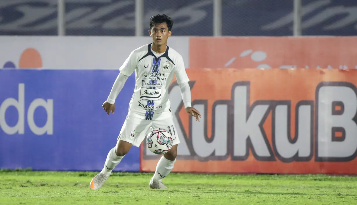 Pemuda kelahiran Blora, 21 Desember 2001 tersebut akan menjadi aset penting Timnas Indonesia di masa depan. Patut dinantikan kelanjutan sepak terjang Pratama Arhan sang Wonderkid Timnas Indonesia. (Bola.com/Bagaskara Lazuardi)