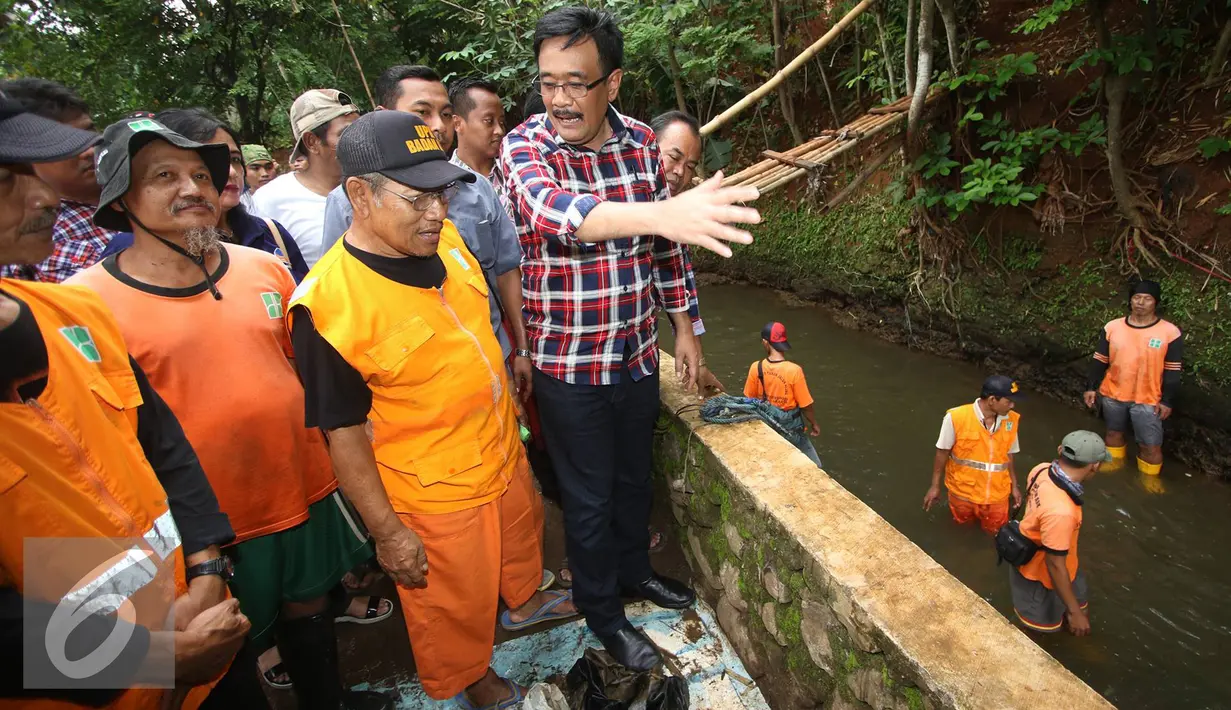 Cawagub DKI Jakarta nomor urut dua Djarot Saiful Hidayat meninjau pekerja yang sedang membersihkan Kali Mati di kawasan Pasar Rebo, Jakarta Timur, Rabu (2/11). (Liputan6.com/Immanuel Antonius)