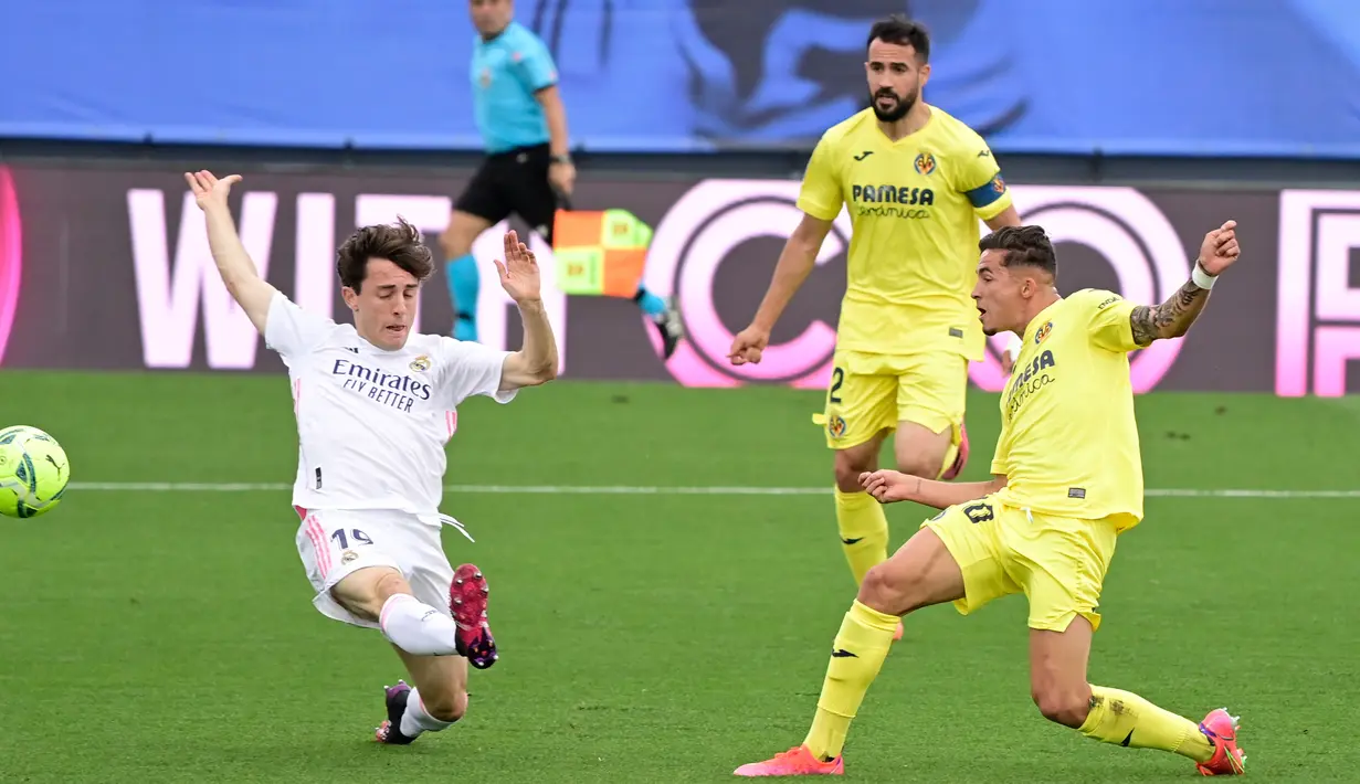 Pemain Villarreal, Yeremi Pino, mencetak gol ke gawang Real Madrid pada laga Liga Spanyol di Stadion Alfredo di Stefano, Sabtu (22/5/2021). Real Madrid menang dengan skor 2-1. (AFP/Javier Soriano)