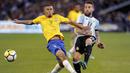 Pemain Argentina, Nicolas Otamendi (kanan) berebut bola dengan pemain Brasil, Gabriel Jesus pada laga persahabatan di Melbourne Cricket Ground, Melbourne, Australia, (9/6/2017). (Joe Castro/AAP Image via AP)