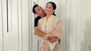 Nagita Slavina tampil manis memadukan dress organza dengan kebaya vest dari Toton. [Instagram/raffinagita1717]