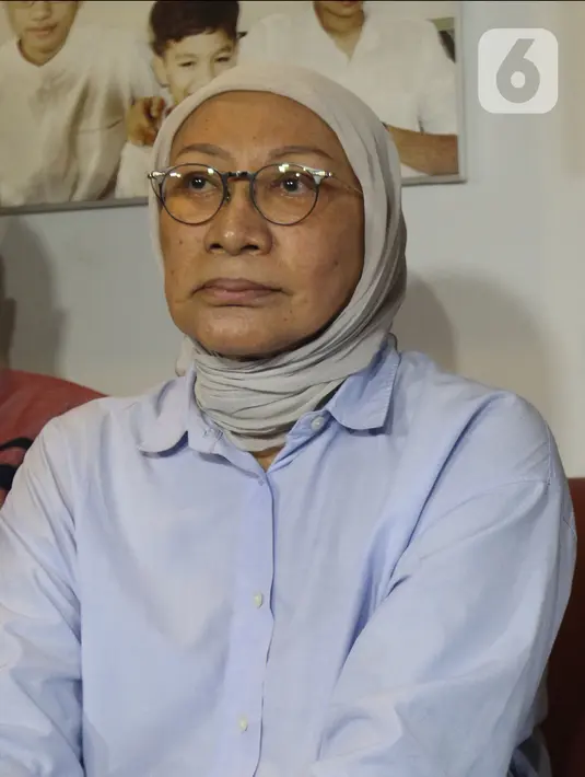 Ratna Sarumpaet memberi keterangan di kediamannya usai dinyatakan bebas dari hukuman pidana kasus penyebaran berita bohong atau hoaks, Jakarta, Kamis (26/12/2019). Dari total hukuman dua tahun, Ratna hanya mendekam di penjara selama 15 bulan. (Liputan6.com/Herman Zakharia)
