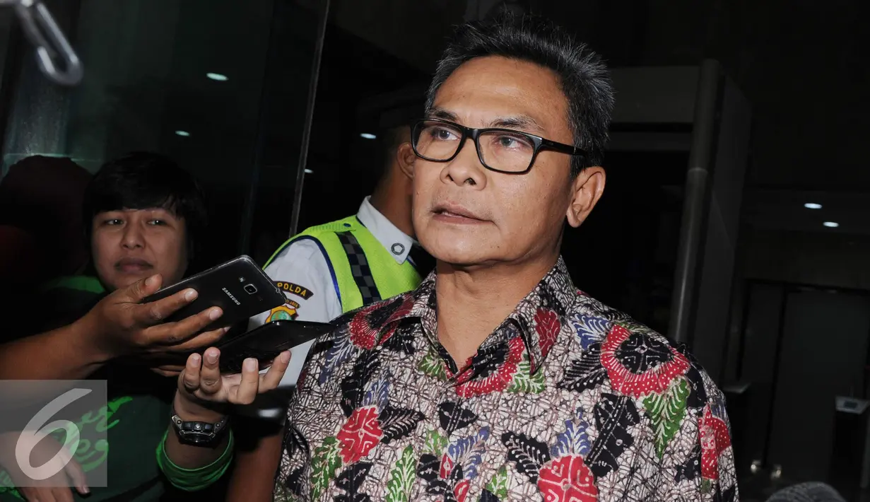 Jubir Presiden Joko Widodo, Johan Budi saat tiba di KPK, Jakarta, Jumat (11/11). Wadah pegawai KPK menggelar acara ulang tahun yang dihadiri pegawai dan mantan pegawai. (Liputan6.com/Helmi Afandi)