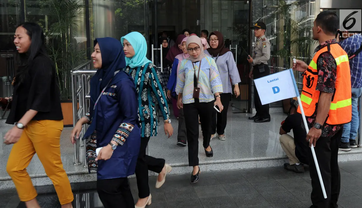 Karyawan berjalan keluar mengikuti proses evakuasi ketika simulasi penanggulangan kebakaran di gedung KPK, Jakarta, Jumat (14/9). Kegiatan itu bekerjasama dengan Dinas Penanggulangan Kebakaran dan Penyelamatan (DPKP) Provinsi DKI (Merdeka.com/Dwi Narwoko)