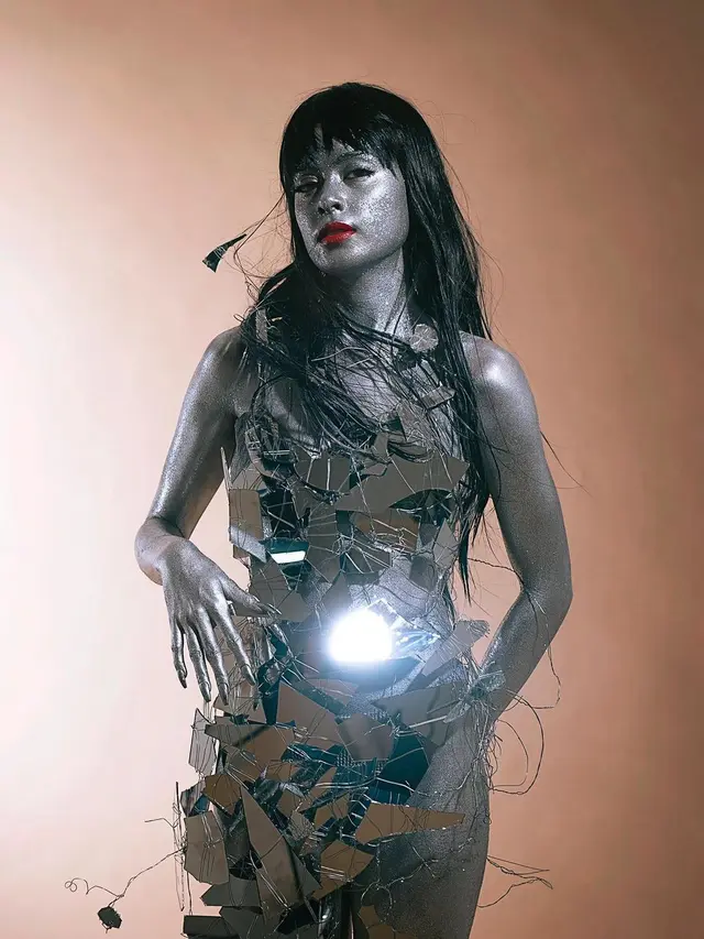 6 Gaya Pemotretan Terbaru Eva Celia Bernuansa Futuristik, Bikin Pangling