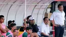 Dr Arief Yuli Wibowo (kanan) manajer sekaligus merangkap pelatih PSS Sleman pada turnamen sepak bola Bali Island 2016 di Stadion Gelora Samudra, Kuta Bali, Selasa (23/2/2016).  (Bola.com/Peksi Cahyo)
