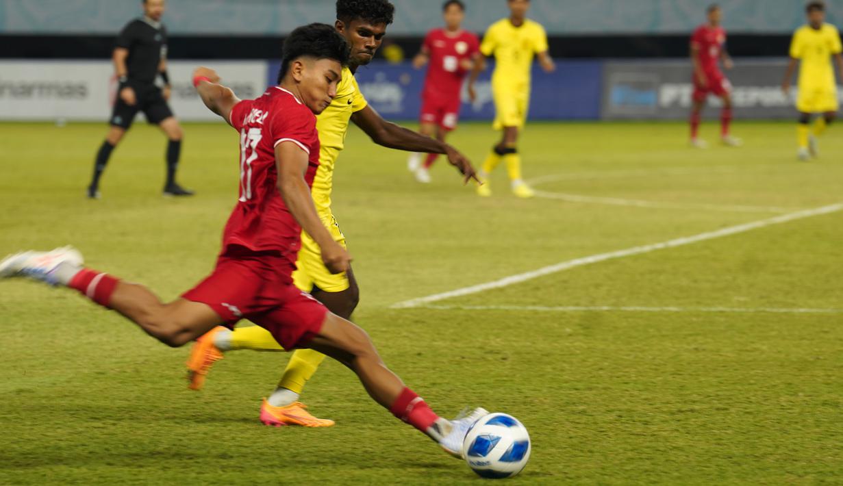 Pemain Timnas Indonesia U-19, Muhammad Mufli Hidayat berusaha mengumpan saat laga semifinal Piala AFF U-19 2024 melawan Malaysia di Stadion Gelora Bung Tomo, Surabaya, Sabtu (27/07/2024). (Dok. PSSI)