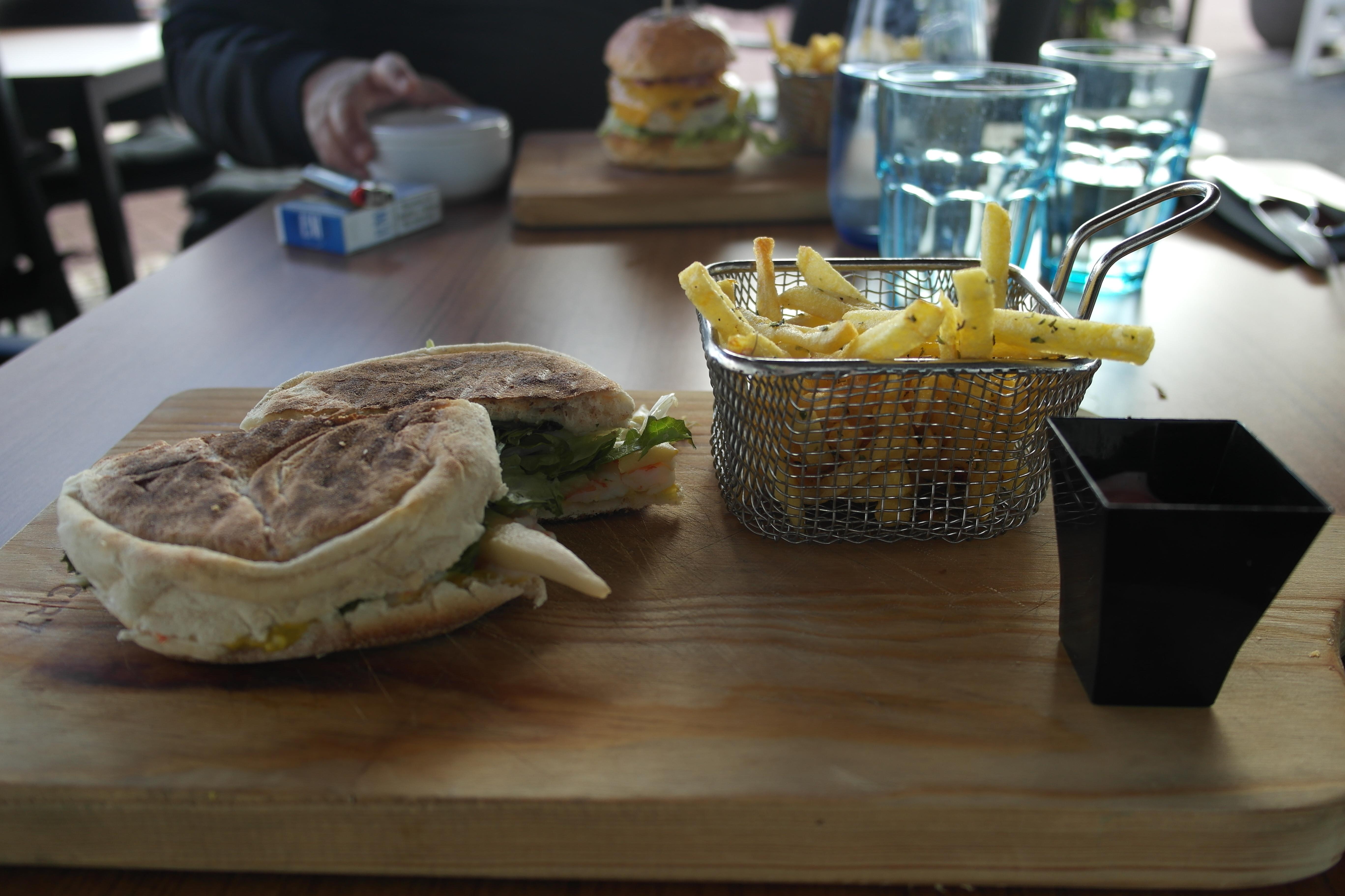 Roti Bolo do Caco, roti khas Madeira. (Bola.com/Reza Khomaini)