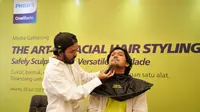 Ibnu Jamil menerima tantangan shaving dari hair artist Juel. (Dok. Ist)