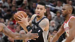 Pemain Spurs, Danny Green berusaha melewati adangan pemain Houston Rockets, Chris Paul pada lanjutan NBA basketball game di AT&T Center, San Antonio, (1/02/2018). Houston menang 102-91. (AP/Darren Abate)