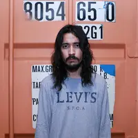 Suguhan berbeda diberikan Marcello Tahitoe atau biasa dikenal dengan Ello dalam album barunya, 'Jalur Alternatif'. Album yang telah sebulan lalu dirilis. (Adrian Putra/Bintang.com)