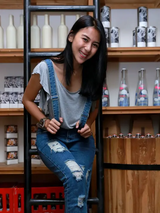 Calon suami Lana bernama Bagas yang diperankan oleh Ananda Omesh. Demi chemistry mereka berdua, terdapat adegan romantis. Puncaknya, pacar Dinda marah ketika melihatnya melakukan adegan ciuman dengan Omesh!. (Galih W. Satria/Bintang.com)