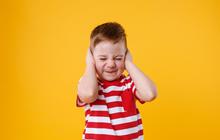 6 Cara Ampuh Mengatasi Infeksi Telinga Anak di Rumah