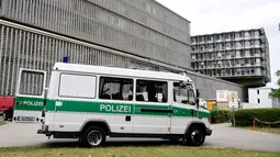 Mobil polisi terlihat berada di depan rumah sakit pascapenembakan di sisi barat daya ibu kota Jerman, Berlin, Selasa (26/7). Pelaku penembakan yang merupakan pasien rumah sakit itu bunuh diri setelah menembak mati seorang dokter. (Tobias Schwarz/AFP)