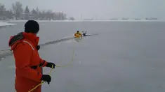 Foto yang diunggah Senin (22/1), petugas pemadam kebakaran dari West Metro Fire Rescue menyelamatkan seekor rusa yang terjebak dalam danau es di Colorado, AS. Petugas itu memberanikan diri menerjang dinginnya danau es.  (facebook.com/WestMetroFireRescue)