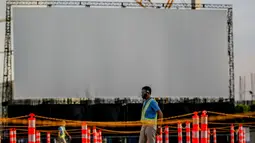 Para staf terlihat di bioskop drive-in yang dibuka di area parkir sebuah mal di Manila, Filipina, pada 8 September 2020. (Xinhua/Rouelle Umali)