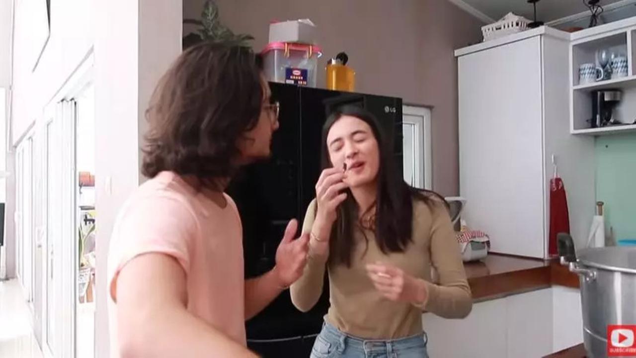 5 Potret Dapur Mungil Bryan Domani, Homey Bernuansa Putih & Kayu - Mawar de Jongh Pernah Diajak Masak di Sana