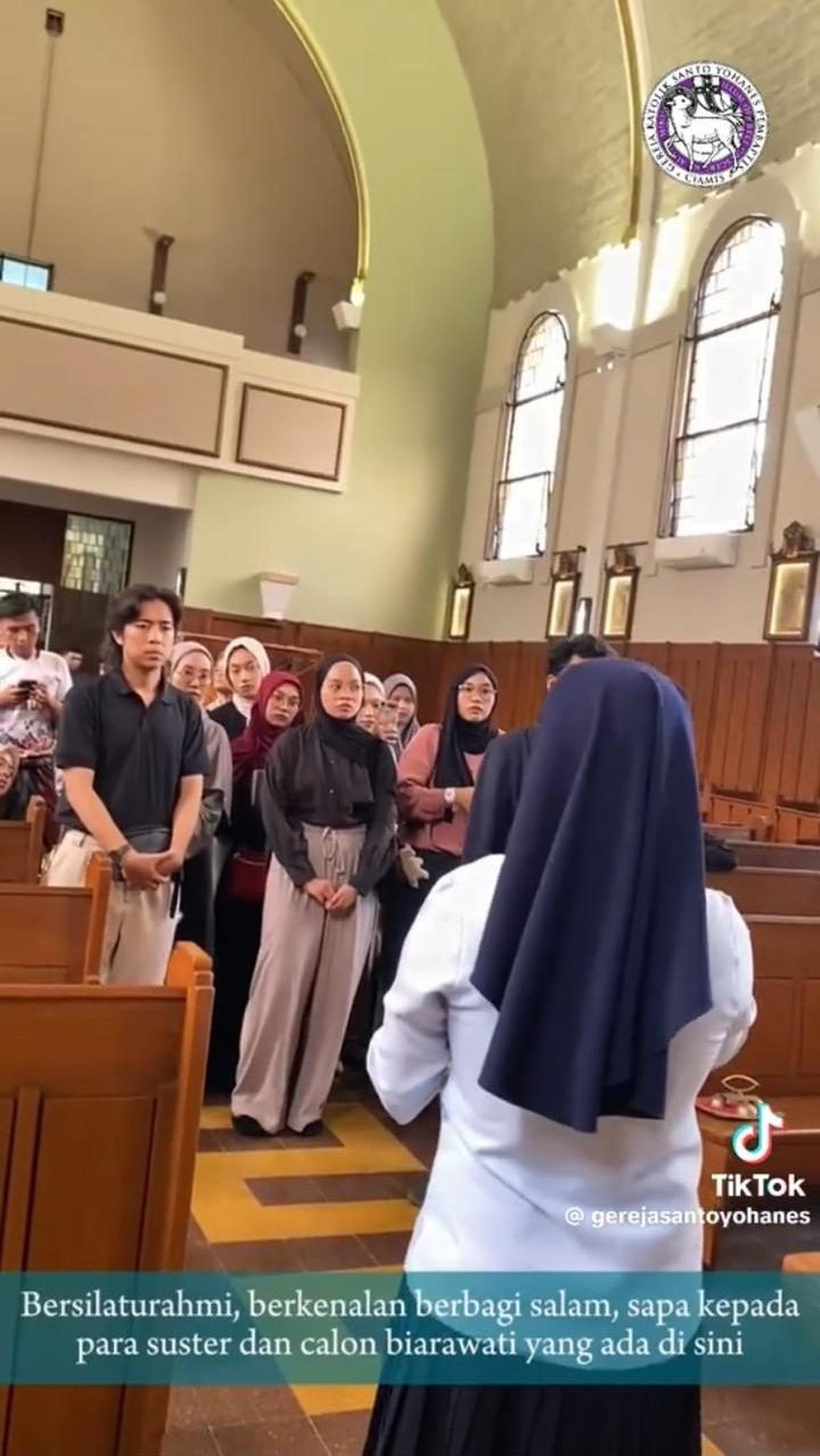 Mereka juga bersilaturahmi dan berkenalan dengan biarawati dan calon biarawati yang ada di sini.