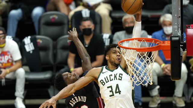 Pebasket Milwaukee Bucks, Giannis Antetokounmpo (putih), ketika melawan Miami Heat dalam play-off NBA 2020/2021.