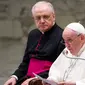 Paus Fransiskus berbicara saat audiensi umum mingguannya di Aula Paulus VI, Vatikan, Rabu (2/2/2022). (Tiziana FABI/AFP)