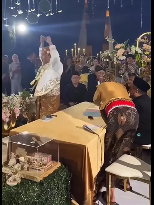 Setelah itu, ia tampak meluapkan rasa bahagianya dengan menggenggam kedua tangan ke atas seperti potret berikut. [Instagram/goodall.news]