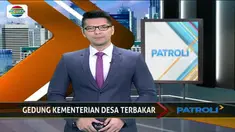 Belasan mobil pemadam kebakaran dikerahkan untuk jinakkan api.