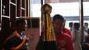 Trofi Piala Jenderal Sudirman siap diarak dari Purbalingga kota kelahiran Panglima Besar Jenderal Sudirman menuju Jakarta . (Bola.com/Nicklas Hanoatubun)