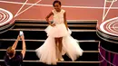 Aktris muda Saniyya Sidney berpose di panggung Oscar 2017 selama ajang penghargaan Academy Awards di Dolby Theater, Los Angeles, Minggu (26/2). Saniyya Sidney mengenakan gaun brand milik desainer Indonesia, Mischka Aoki. (Kevin Winter/Getty Images/AFP)