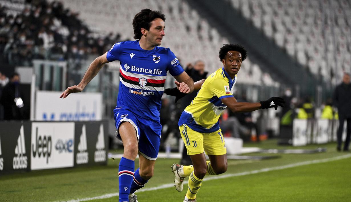 Juventus yang menekan sejak awal laga memperoleh peluang pertama pada menit ke-15. Juan Cuadrado (kanan) yang menusuk dari sektor kiri berhasil melepaskan sepakan mendatar yang masih bisa diamankan kiper Sampdoria, Wladimiro Falcone. (LaPresse via AP/Marco Alpozzi)