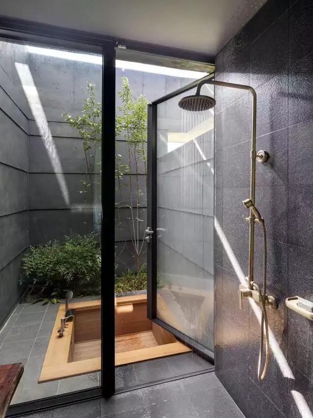 Desain Kamar Mandi Unik Semi Outdoor