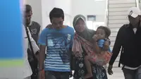 Melihat Bayu turun dari pesawat, Rahayu, sang ibunda, langsung memeluk erat Bayu sambil terisak menangis. (Liputan6.com/Reza Kuncoro)