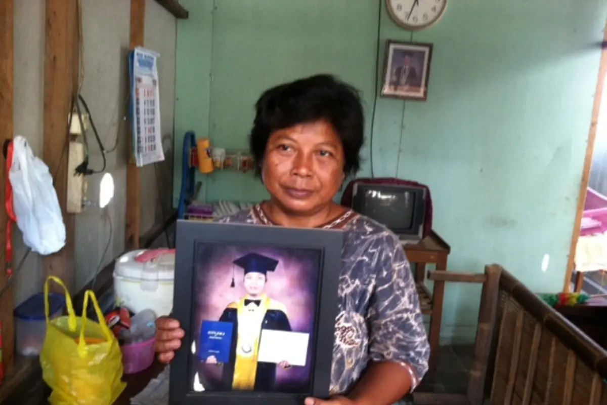 Kasih Ibu Selamanya, Buruh Cuci Sekolahkan Anak Sampai S3