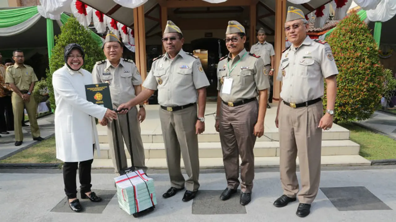 Wali Kota Risma Terima 230 Sertifikat dari BPN Jatim