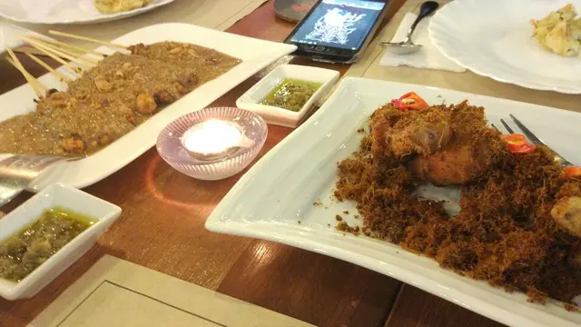 Ayam goreng dan sate ayam di Restoran Garuda di Filipina