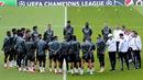 Pemain dan pelatih Real Madrid berkoordinasi saat melakukan latihan menjelang laga semifinal Liga Champions 2022/2023 melawan Manchester City di Etihad Stadium, Manchester, Selasa (16/05/2023) waktu setempat. (AP Photo/PA/Martin Rickett)