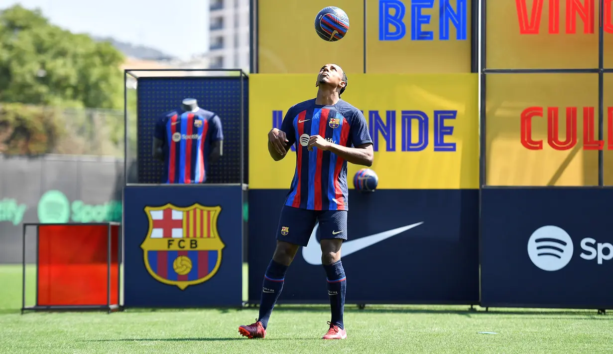 <p>Bek baru Barcelona dari Prancis Jules Kounde menjuggling bola dengan kepalanya saat presentasi dirinya presentasi di tempat latihan Joan Gamper di Sant Joan Despi, Barcelona (1/8/2022). Kounde memang akhirnya memilih Barcelona setelah sempat dikait-kaitkan dengan Chelsea. (AFP/Pau Barrena)</p>