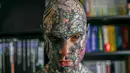 Guru sekolah dasar Prancis dan penggemar tato Sylvain Helaine, yang dikenal sebagai Freaky Hoody, berpose selama sesi foto di Palaiseau, selatan pinggiran kota Paris (22/9/2020). (AFP/Christophe Archambault)