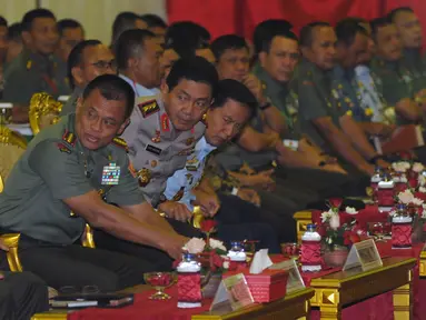 Panglima TNI, Jenderal TNI Gatot Nurmantyo (kedua kiri) berbincang dengan KSAD, Jenderal TNI Mulyono jelang membuka Rapat Paripurna TMD ke-36 di Jakarta, Kamis (3/12/2015). Rapat dihadiri perwakilan kementerian terkait. (Liputan6.com/Helmi Fithriansyah)