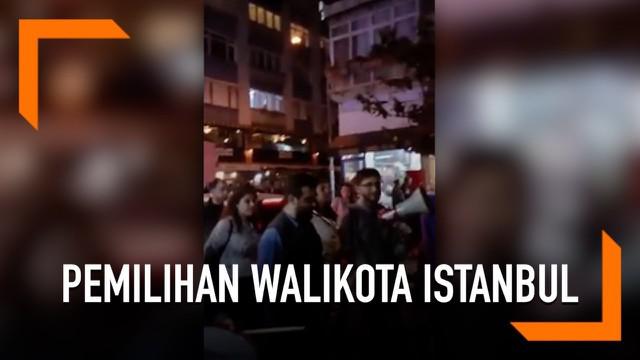 Sejumlah warga Turki ramaikan jalanan kota Istanbul Selasa (7/5) malam. Mereka memprotes rencana pemungutan suara ulang untuk memilih wali kota Istanbul.