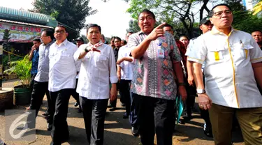 Ketua DPR RI, Setya Novanto saat tiba di Pasar Induk Kramat Jati, Jakarta, Selasa (16/6/2015). Setya Novanto melakukan sidak harga bawang merah dan sejumlah sayuran menjelang bulan Ramadan. (Liputan6.com/Yoppy Renato)